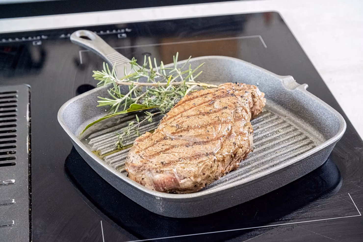 KitchenCraft Cast Iron Uncoated Square Grill Pan, Grey, 23 cm – 6