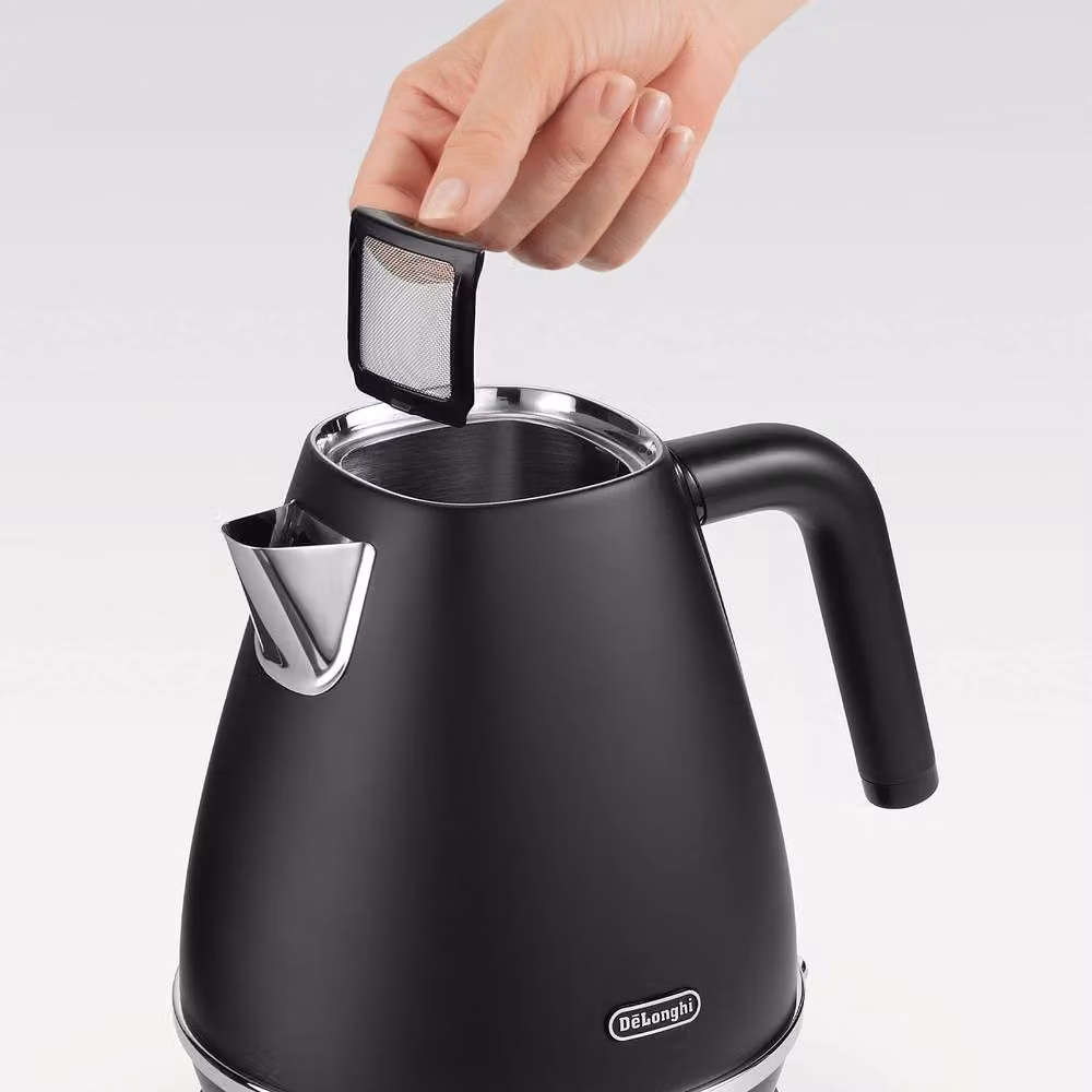 DeLonghi Distinta X Black Stainless Steel Kettle 1.7 l and 4 Slice Toaster Set – 4