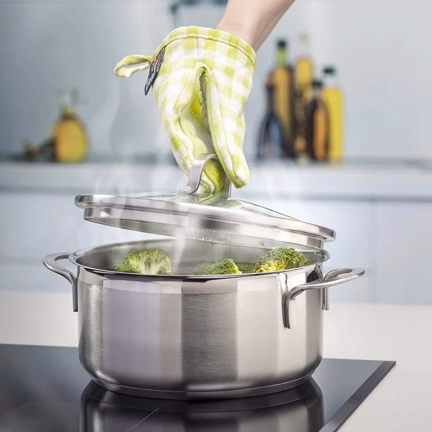 Zeal Silicone Non-Slip Mini Oven Glove in Green, W/D/H: 17.5 x 13.5 x 2.5 cm – 2