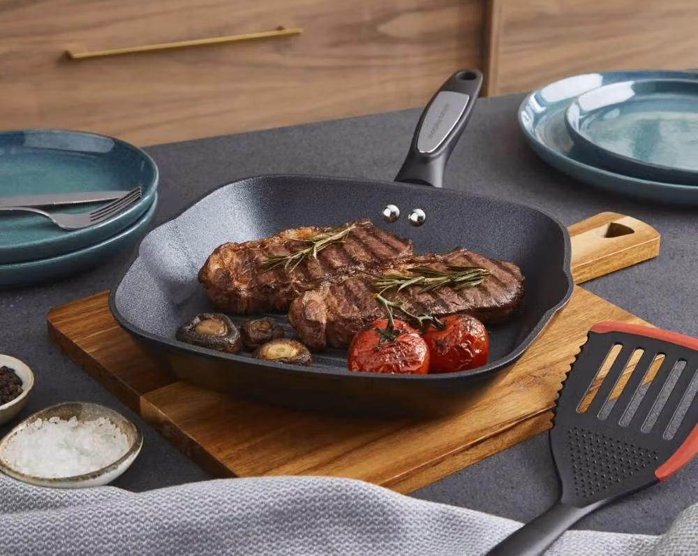 Morphy Richards Black Ceramic Forged Aluminium Square Grill Pan with Pouring Spouts, 26 cm – 3