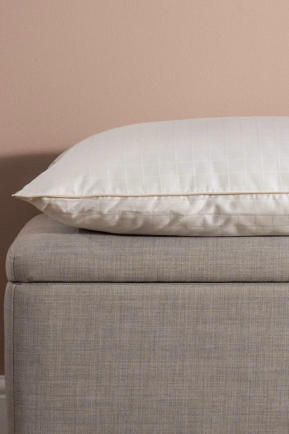 Soak&Sleep Soft As Down Cooling Silk and Polyester Pillows in White – 2