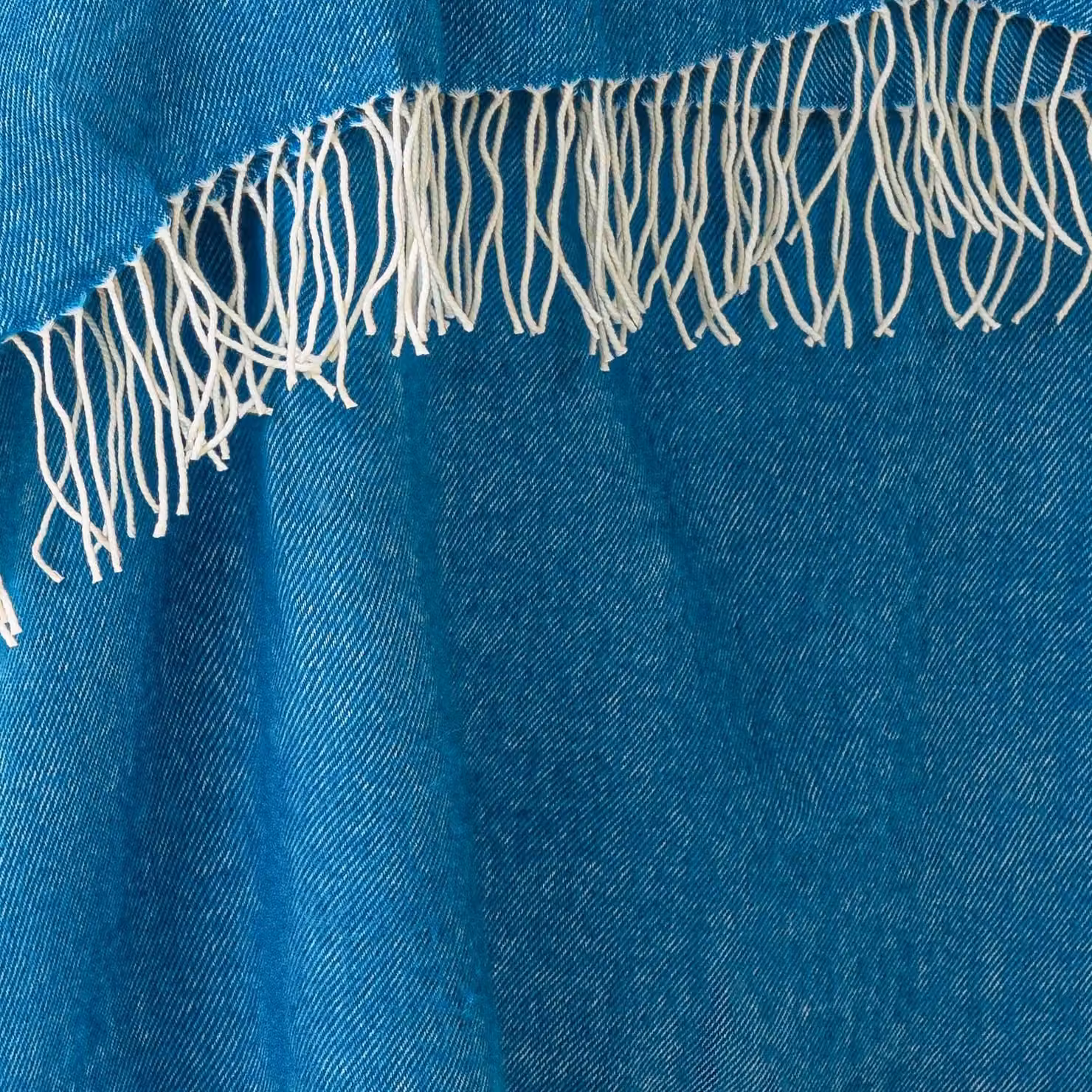 Luxury Living Polyacrylic Throw with Fringes in Turquoise, White and Blue, W: 150 cm, D: 125 cm – 3