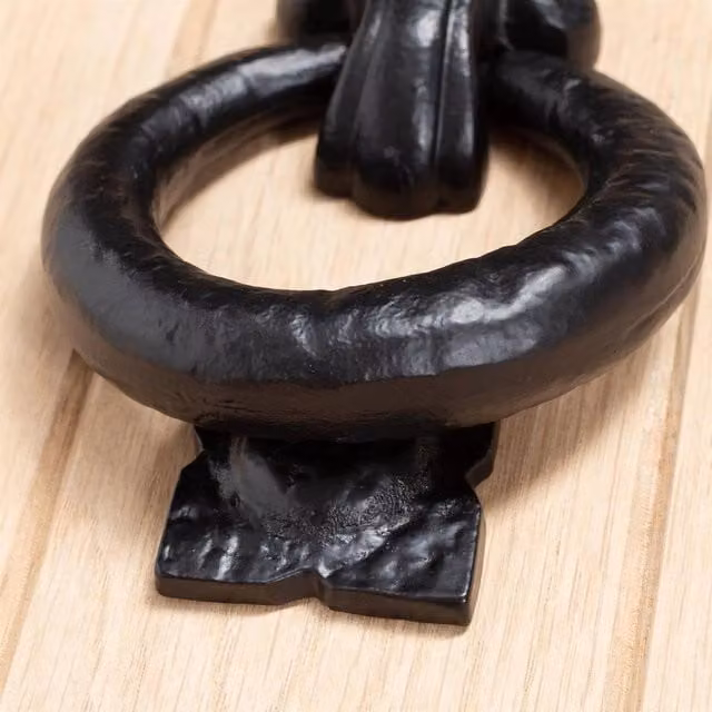 FLAVORA Fleur De Lis Iron Door Knocker in Matt Black, H: 14 cm x W: 5.2 cm