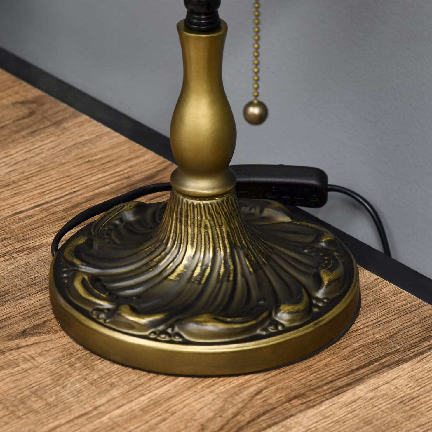HOMCOM Antique Stained Glass Table Lamp in Green with Pull Chain – 8