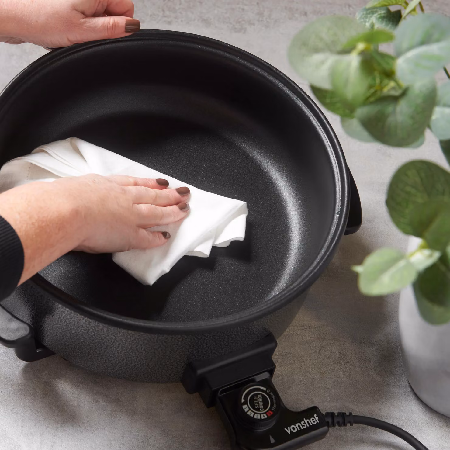 VonHaus 6L Round Electric Frying Pan with Glass Lid in Black – 6