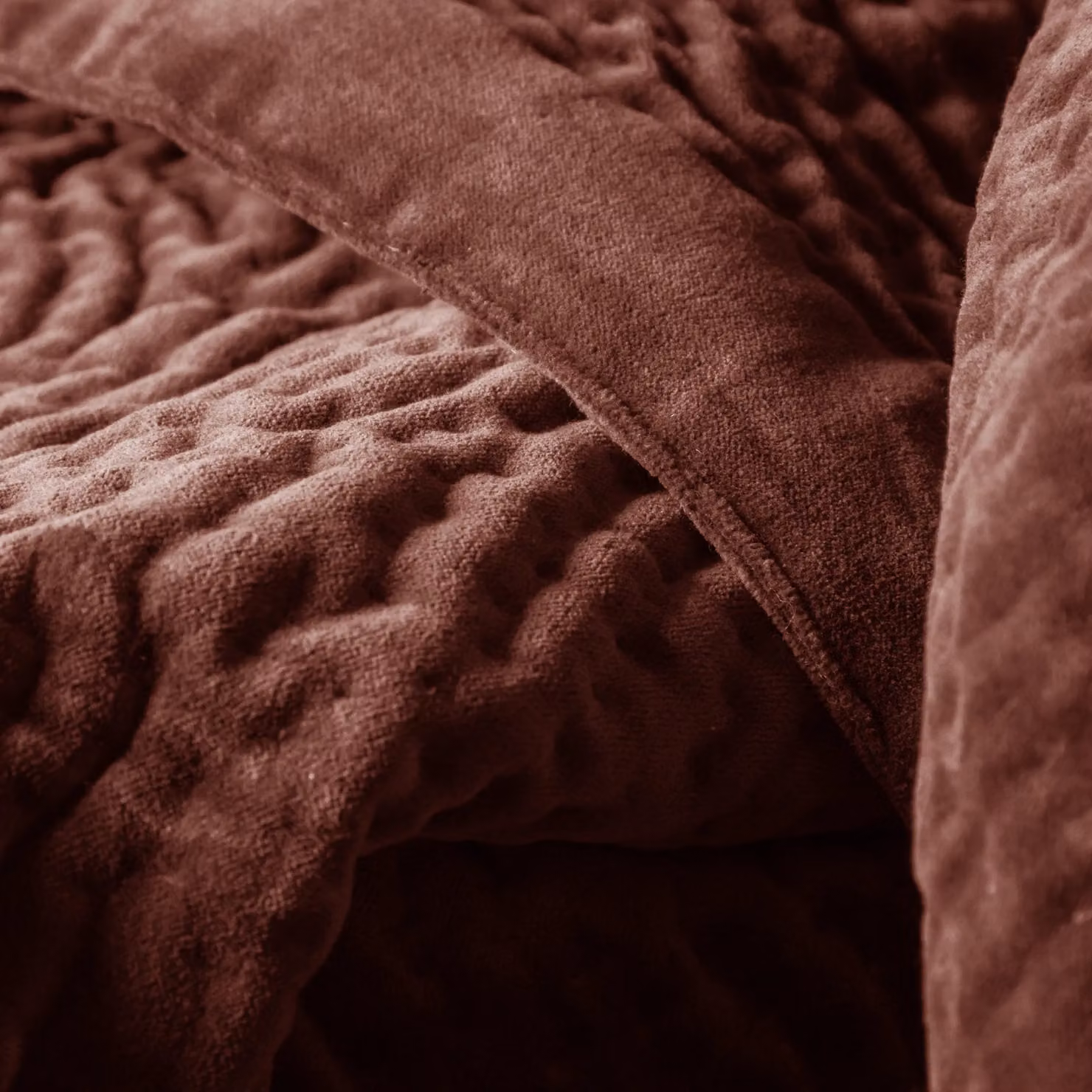 Voyage Maison Haze Quilted Cotton Velvet Throw in Red, W/D/H: 140 x 200 cm – 3