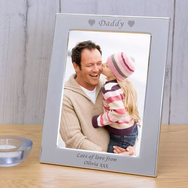 Uniqueful Personalised DADDY Silver Plated Rectangular Metal Picture Frame for Tabletop, 7 x 5 in