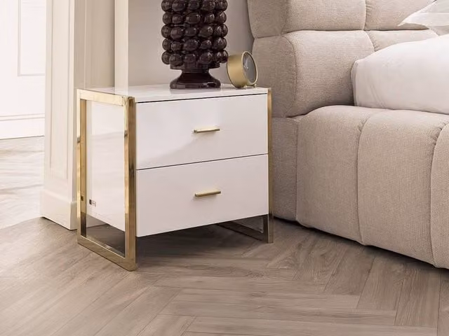Vente-unique OMBRELIA 2-Drawer Bedside Table in Lacquered White and Gold MDF – 1