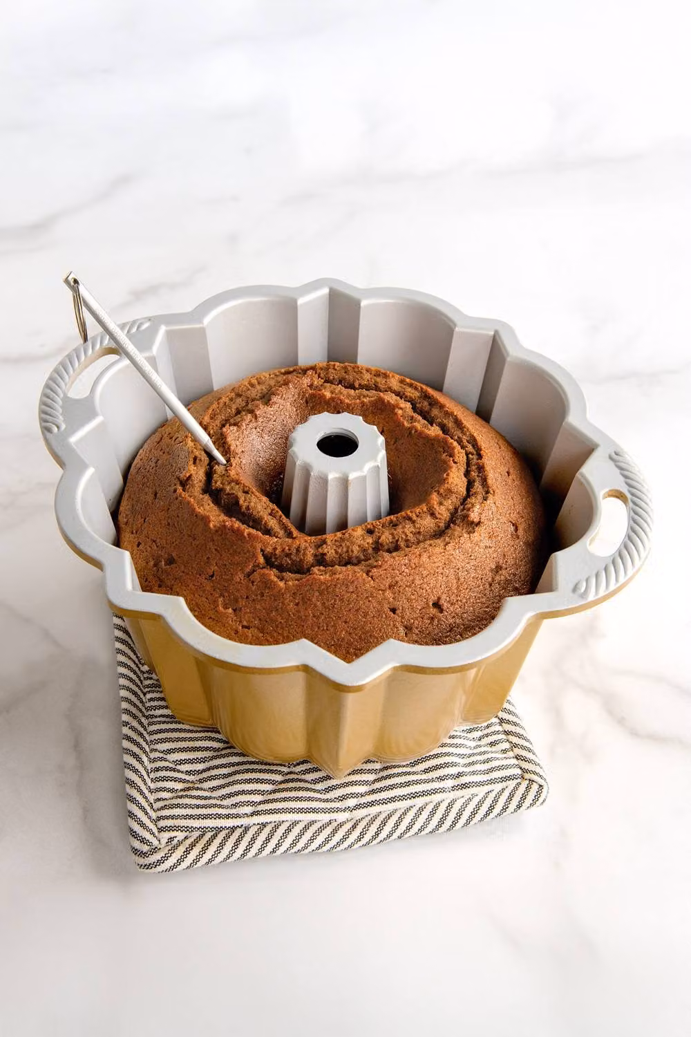 Nordic Ware Classic Fluted Non-Stick Aluminium Loaf Tin and Reusable Bundt Thermometer in Gold – 2