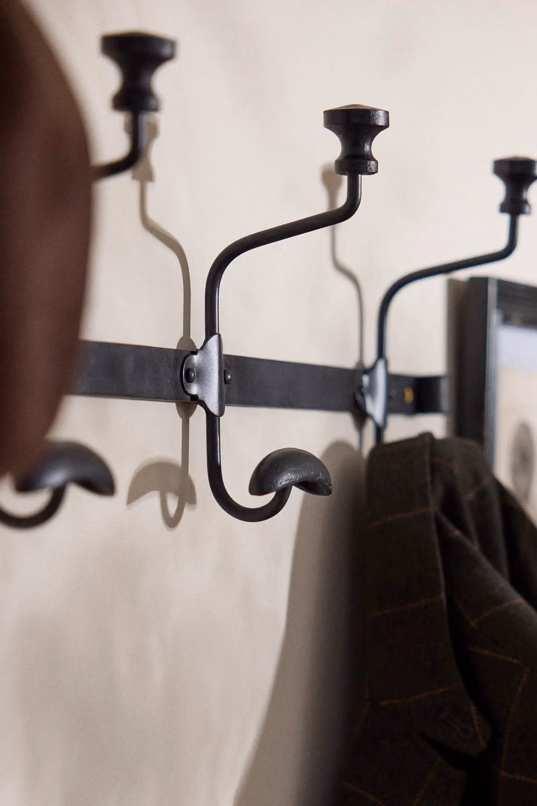 Dibor Traditional Duke Noir 4-Hook Wall Coat Hanger Rack in Matt Black – 3