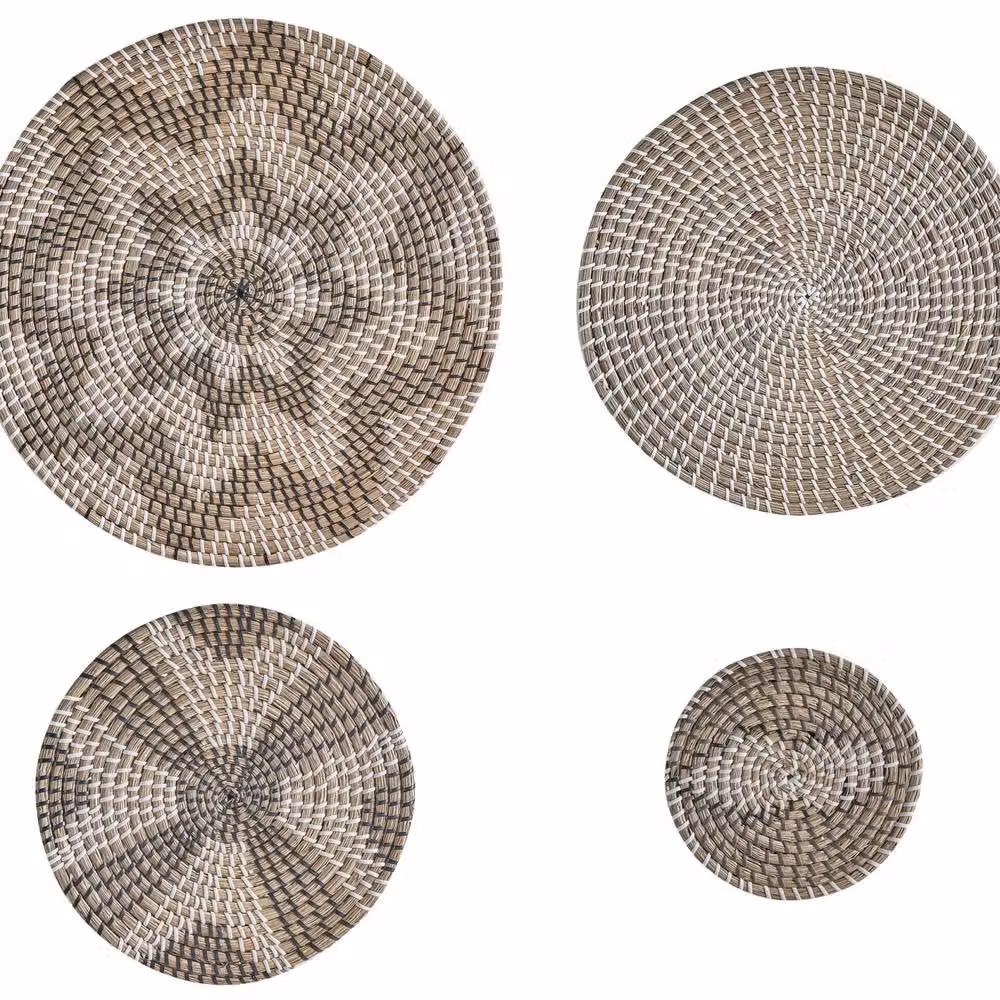 Wyld and Coco Set of 4 Handmade Beige Geometric Seagrass Wall Plates – 2