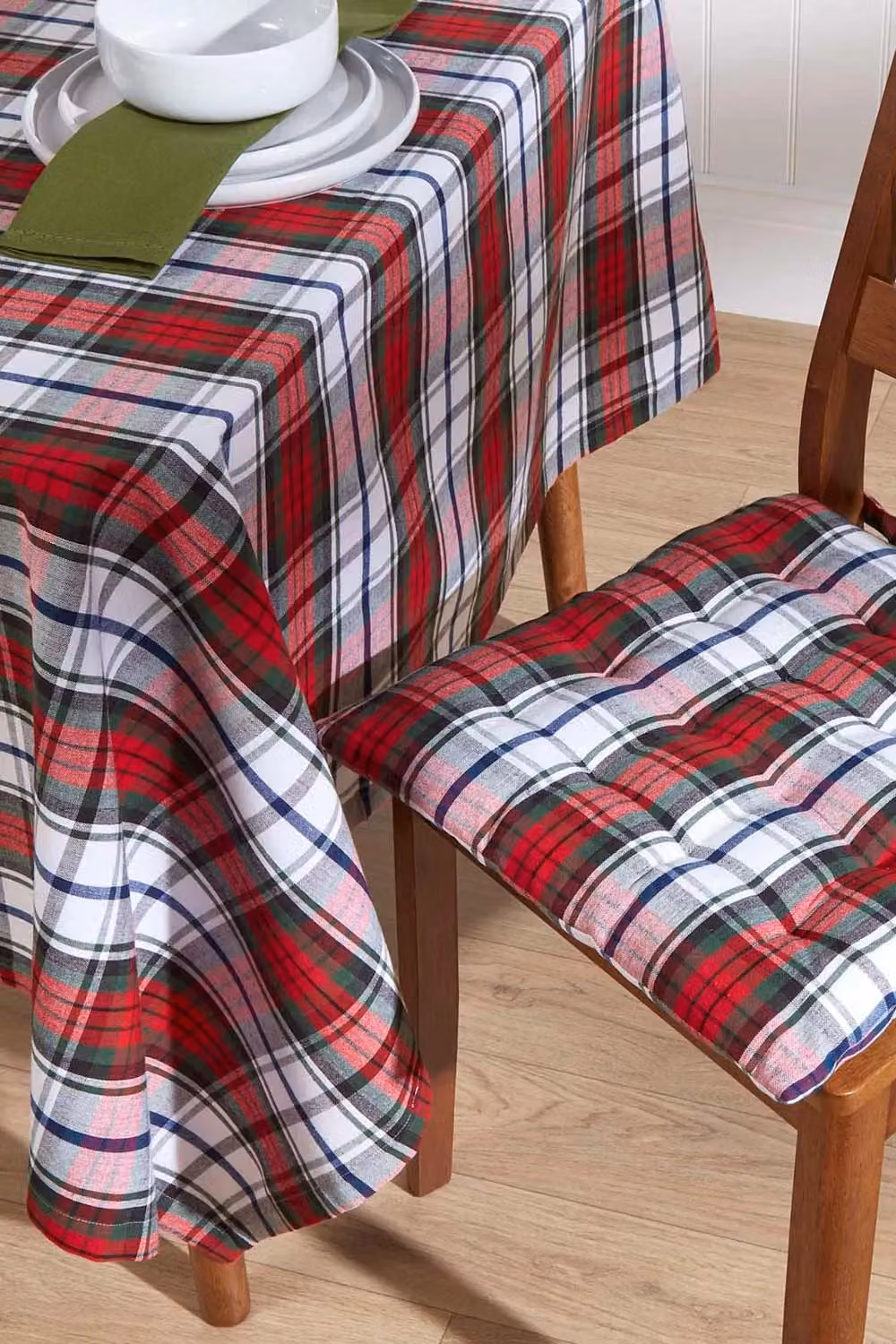 Homescapes Macduff Tartan Christmas Tablecloth, Red, White and Green Checked Cotton Rectangular Table Cover, W/D/H: 137 x 178 cm – 7