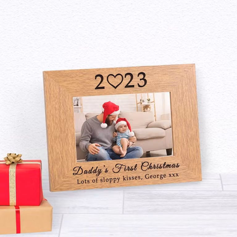 Uniqueful Men's Personalised Daddy's First Christmas Wood Picture Frame, Brown, W/H: 10 x 15 cm