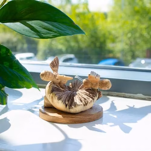 Serenityy Hand-Carved Parasite Wood Bee Sculpture, Brown and White Rustic Tabletop Ornament, H x W x D: 18 x 8 x 1 cm – 2