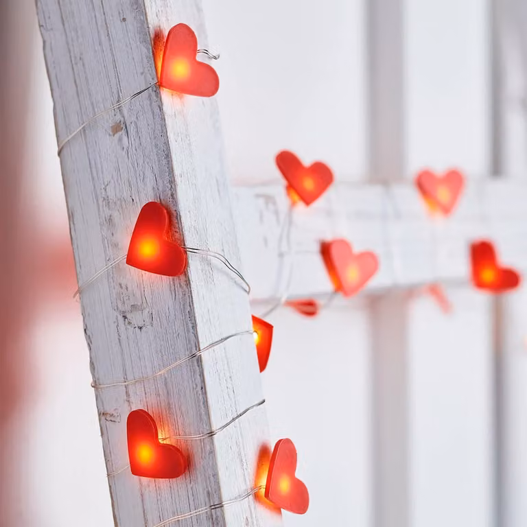 Lights4fun Red Heart Battery Operated Fairy String Lights with 20 Warm White Micro LEDs and Timer, Silver Wire, 1.9m