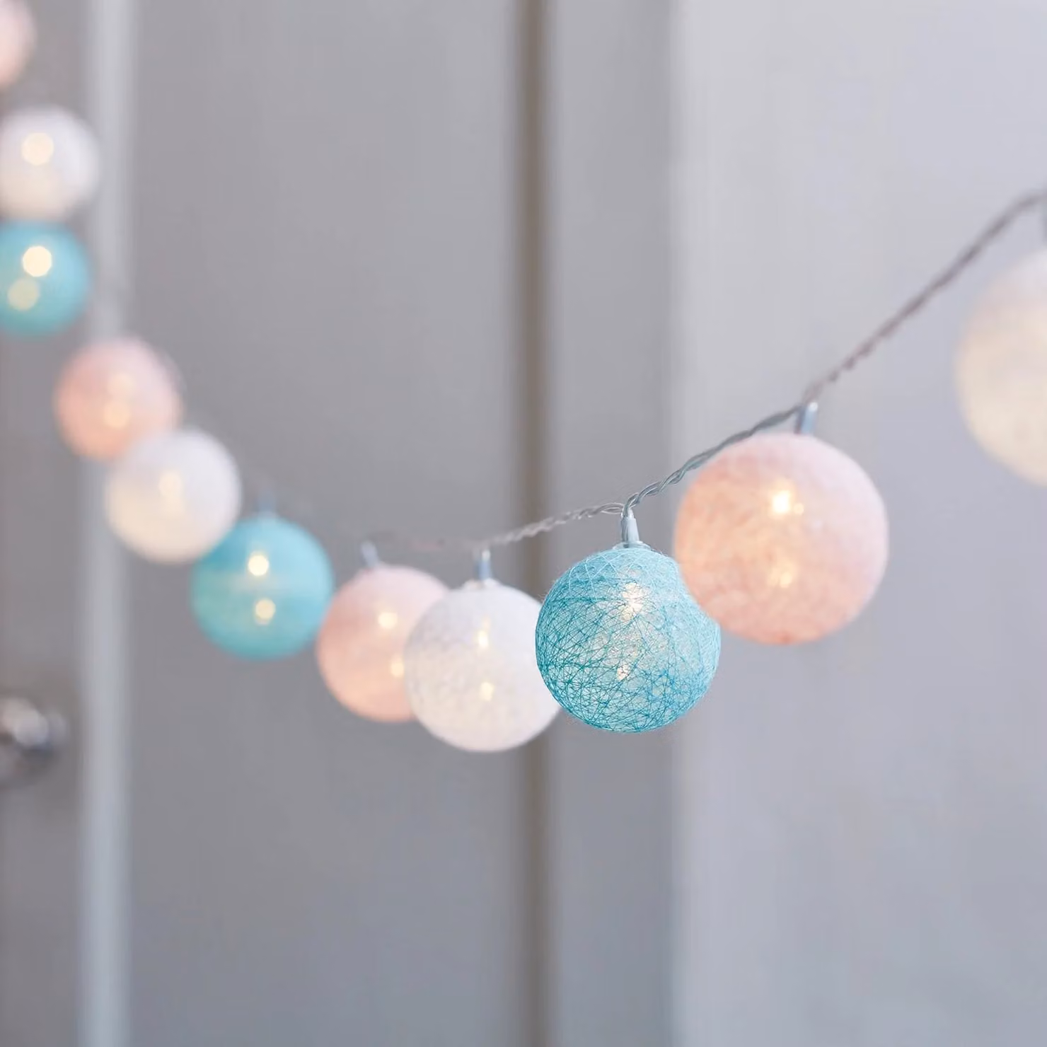 Lights4fun 20 Pastel Cotton Ball Fairy String Lights with Warm White LEDs, Battery Operated with Timer, 2.85m, Available in White, Blue, Pink or Multicolour – 1