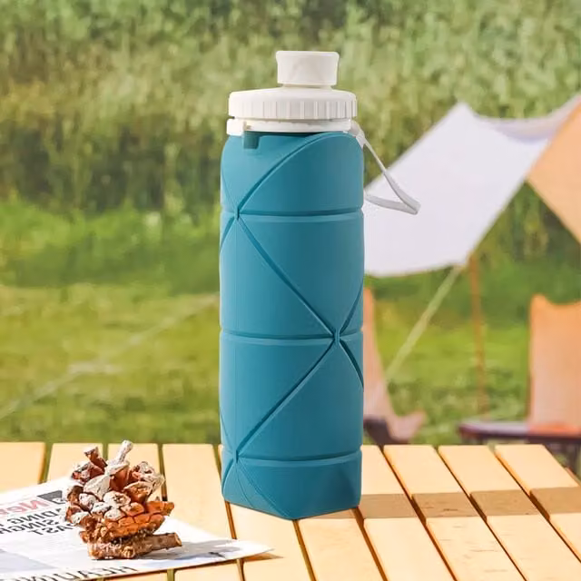 Livingandhome Collapsible Silicone Water Bottle, Leakproof and BPA Free, Green