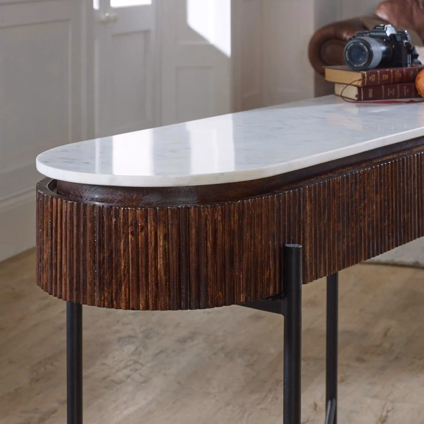 IH Design Tilden Mango Wood Console Table with White Marble Top and Metal Legs, W/D/H: 120 x 40 x 77 cm – 2