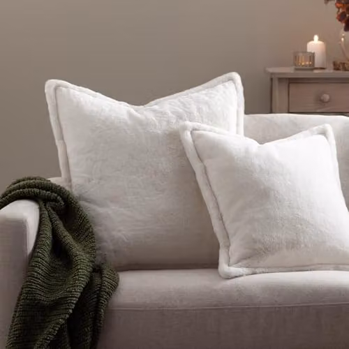 Riva Home Kallu Faux Fur Square Decorative Cushion in Beige/White, W/D/H: 45 x 45 x 45 cm – 2