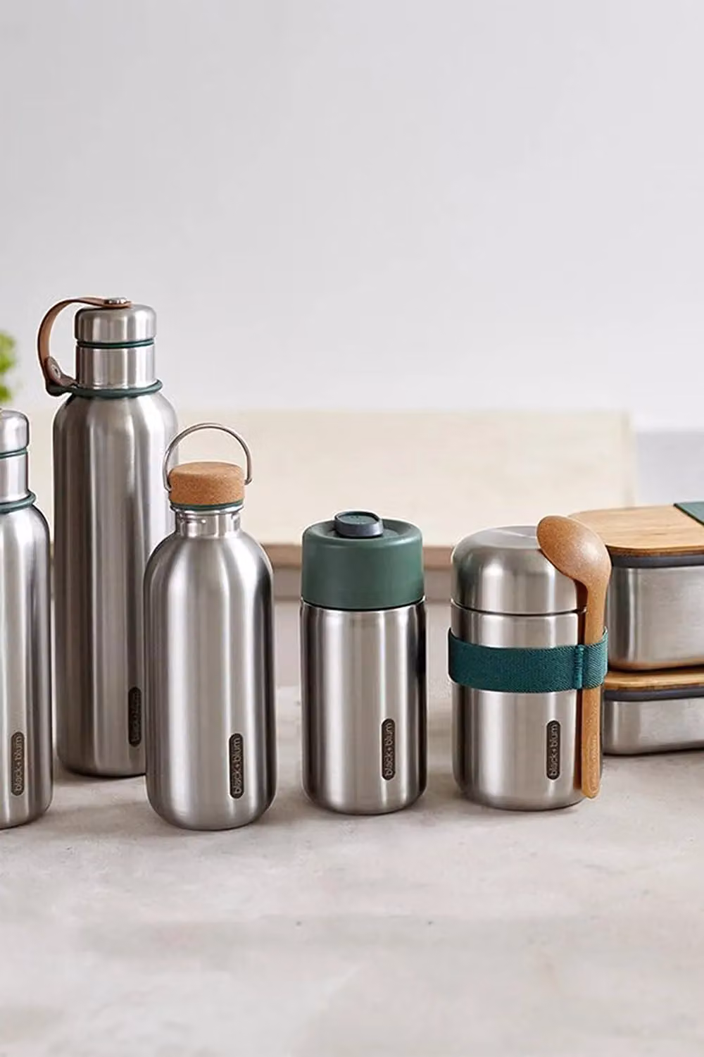 Black + Blum Insulated Water Bottle Large 750ml in Green and Silver – 3