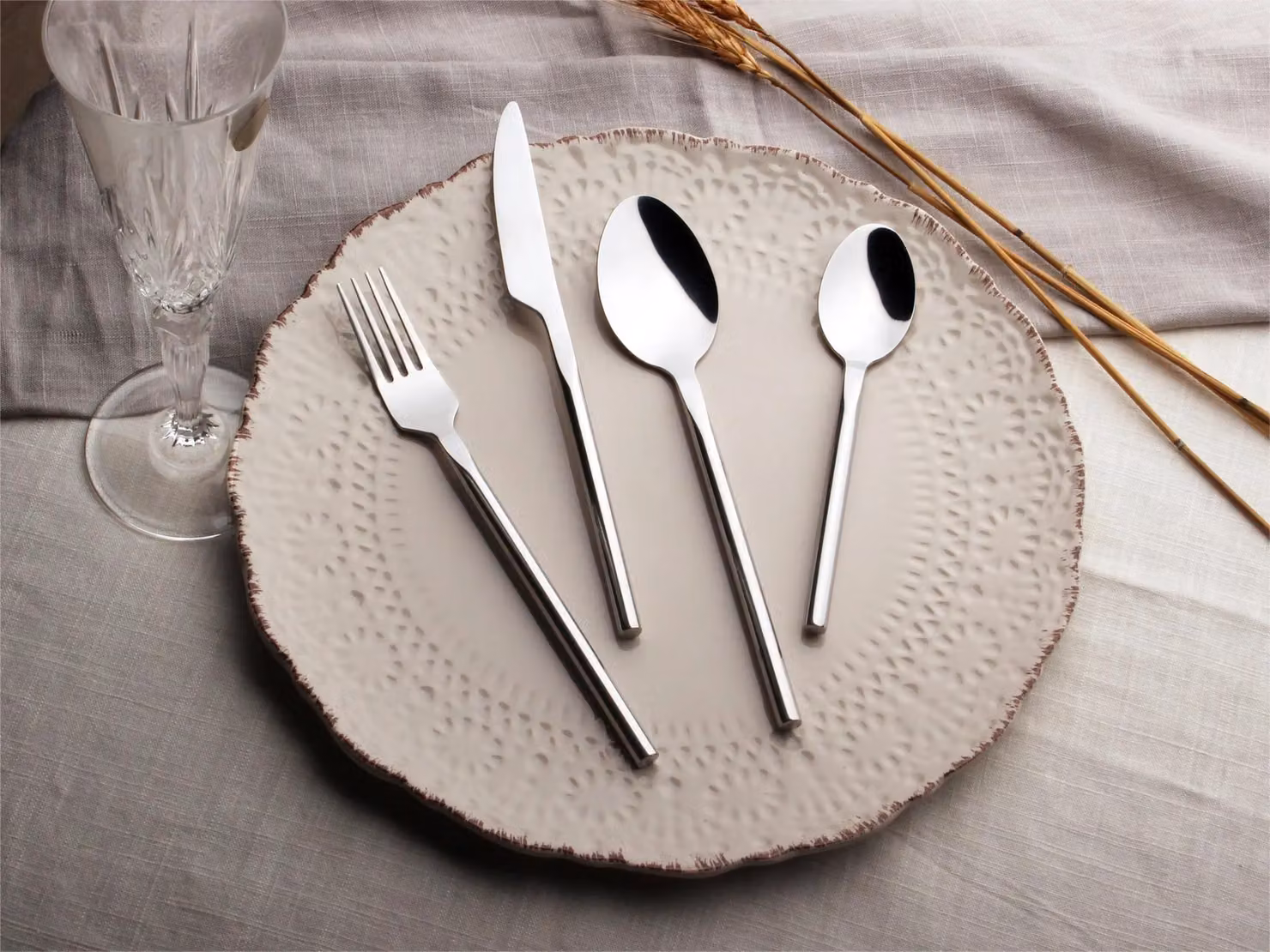 Glim & Glam 16 Piece Stainless Steel Cutlery Set in Silver – 2