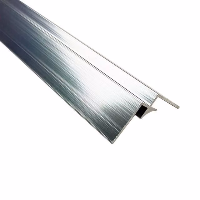 Wetwall Aluminium Alloy Internal Corner Bathroom Panel, 4mm, Polished Silver, Length: 2440 mm