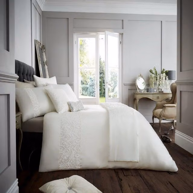 Smart Living Venice Duvet Cover and Pillowcases in Beige and White, W/D/H: 200 x 200 cm and 50 x 75 cm