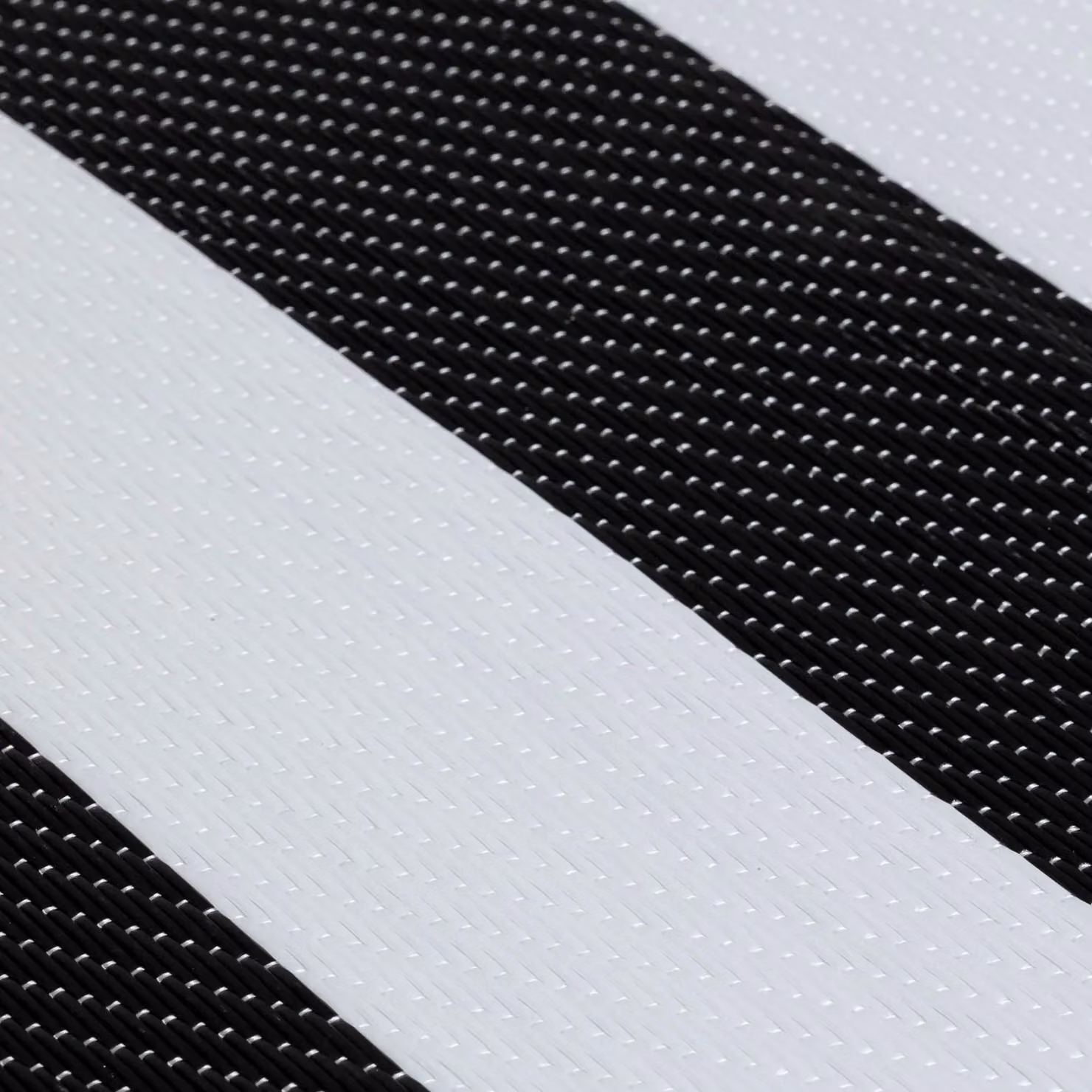 THE RUGS Reversible Weatherproof Outdoor Rainbow 1030 Striped Rug in Black and White, W: 120 cm, L: 160 cm – 3