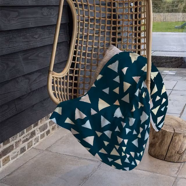 Benjamin Tate Design Yellow and Blue Geometric Triangles Fleece Blanket, W/D/H: 120 x 150 cm – 1