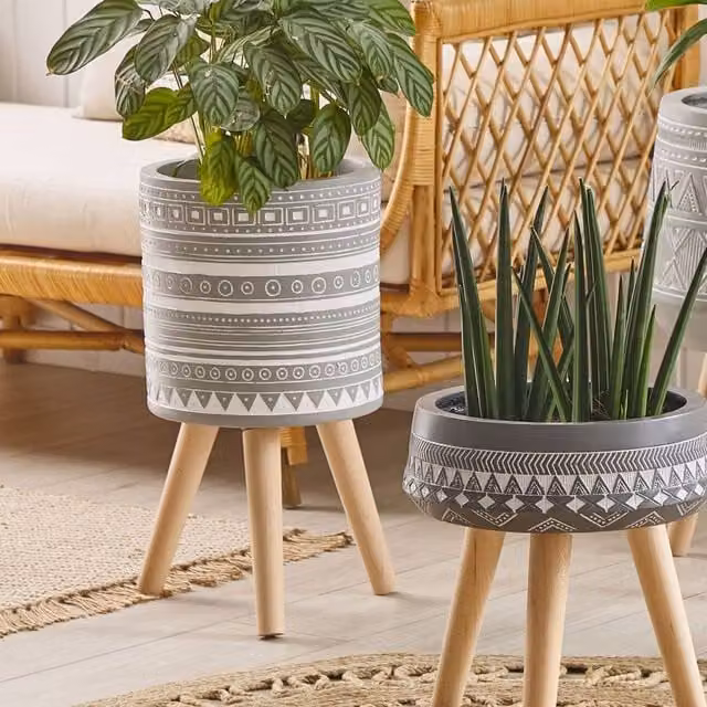 Wyld and Coco Light Grey Fibre Clay Planter with Three Leg Beech Stand, W/D/H: 30 x 30 x 31 cm