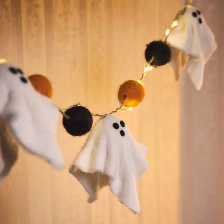 Lights4fun Halloween Pre-Lit Felt Ghost and Pompom Garland with 20 Warm White LEDs, Battery Operated with Timer, 2.4m