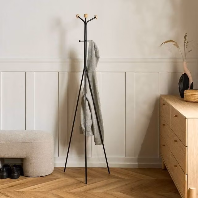 Wyld and Coco Tripod Coat Rack in Black Matt Steel with Wood Accents, Height: 176 cm, 6 Hooks – 1