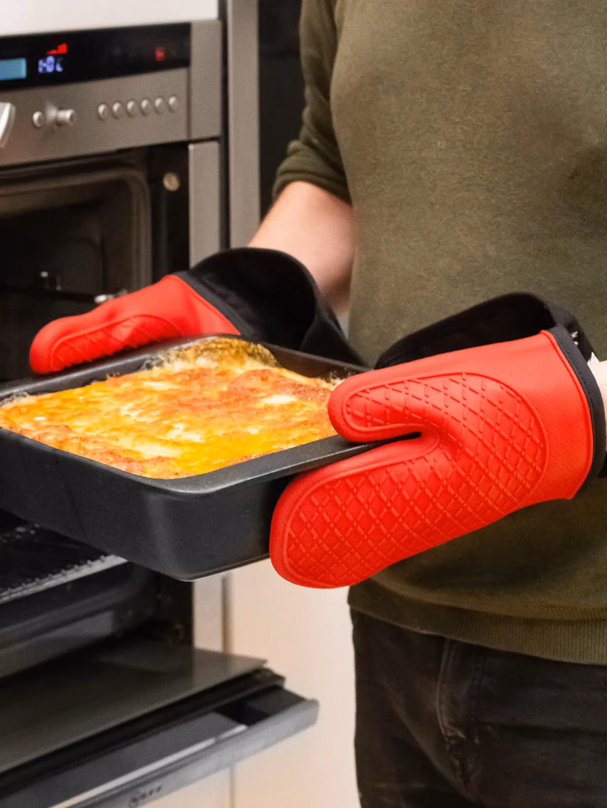 MasterClass Non-Slip Silicone Oven Glove in Black and Red – 8