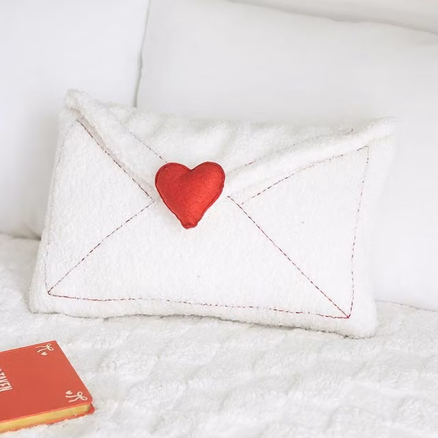 Kingsbury Gifts Love Letter Boucle Cushion with I Love You Text, White, W: 40 cm, H: 25 cm