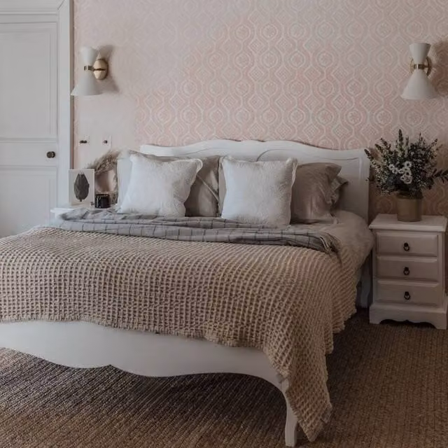 Statement Furniture Romance French Style King Size Bed Frame in White, W/D/H: 180 x 200 x 152.4 cm
