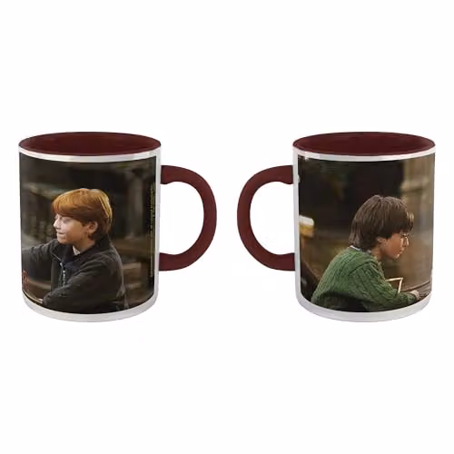 Zavvi Harry Potter Harry and Ron Playing Chess Ceramic Mug in Burgundy and Multicolour