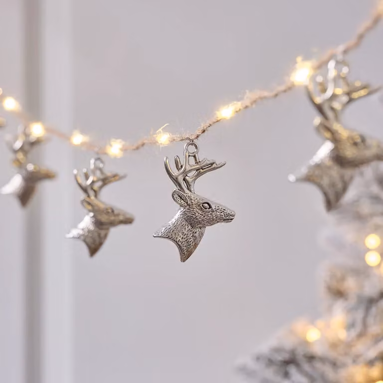 Lights4fun Stag’s Head Micro LED Christmas Garland in Silver and White with Warm White Lights and Timer