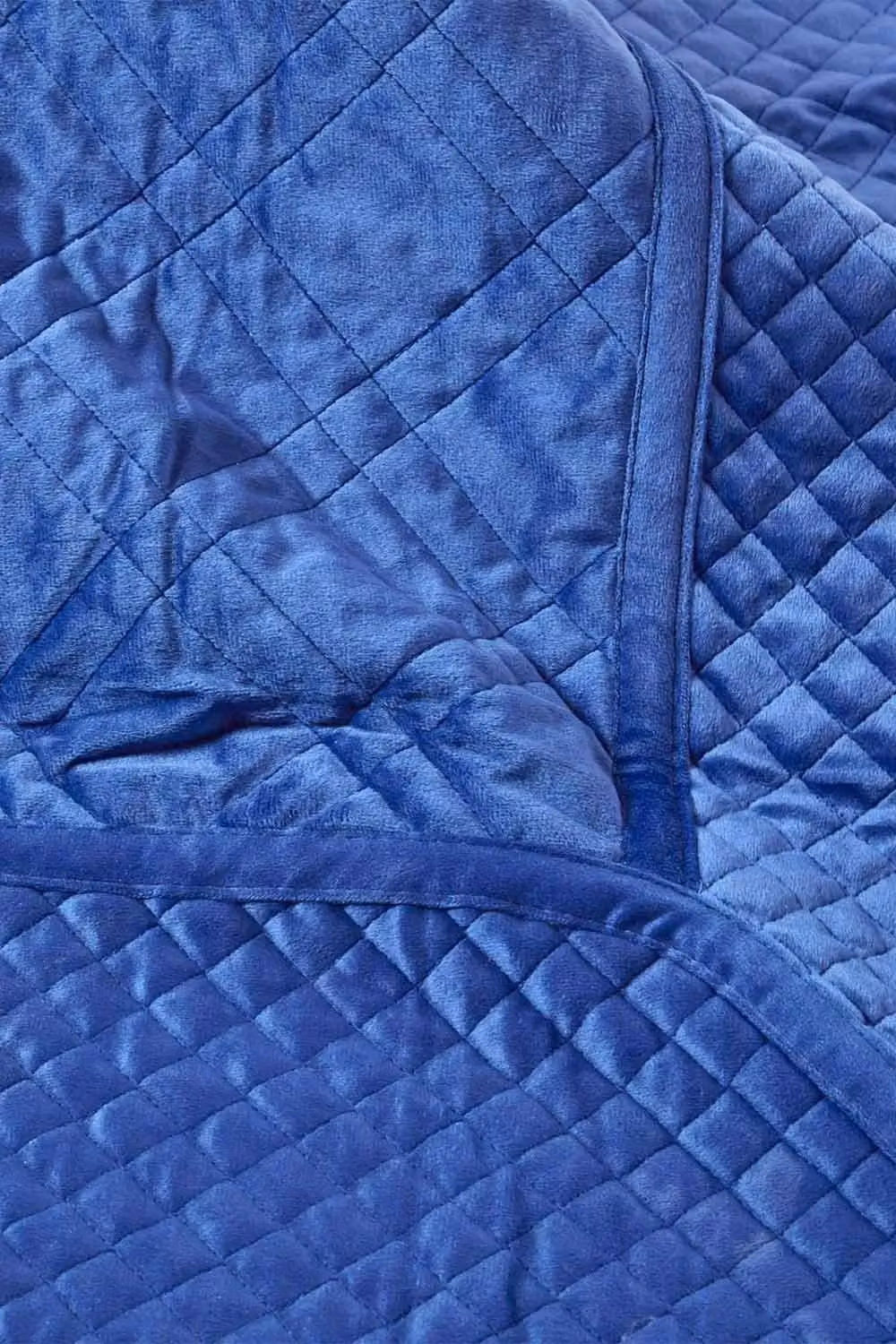 Homescapes Luxury Quilted Velvet Bedspread with Geometric Pattern in Navy Blue – 2