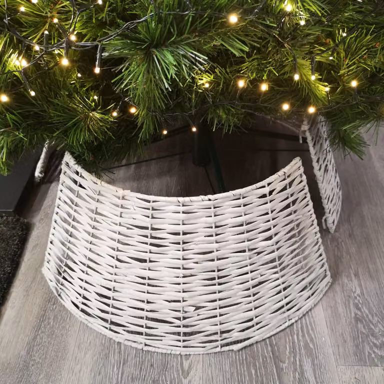 Samuel Alexander Large Light Grey Wicker Rattan Christmas Tree Skirt, Diameter: 48-70 cm