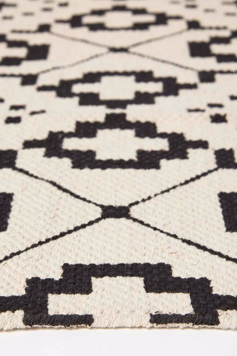 Homescapes Reva Geometric Woven Cotton Rug in Black and White, W: 160 cm, D: 230 cm – 4