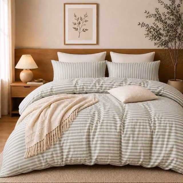 Grace Pinstripe Reversible Microfibre Duvet Cover and Pillowcase Set in Grey, Double (140 x 200 cm) – 1