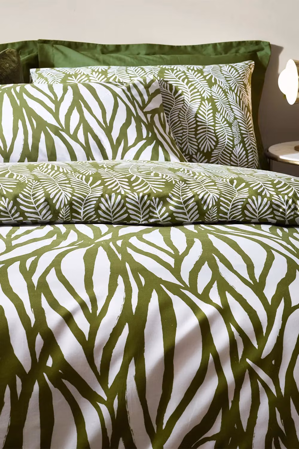 HOEM Frond Abstract Reversible Cotton Rich Duvet Cover and Pillowcase Set in Green and White, 90 x 200 cm – 2