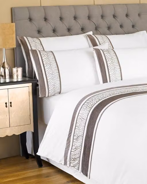 Riva Home Zanzibar Mombassa Luxury Duvet Cover and Pillowcase Set in White and Gold