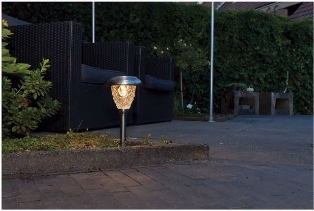 Luxform Saint Etienne Solar LED Spike Light in Silver with Warm White Light and Dusk Sensor – 1