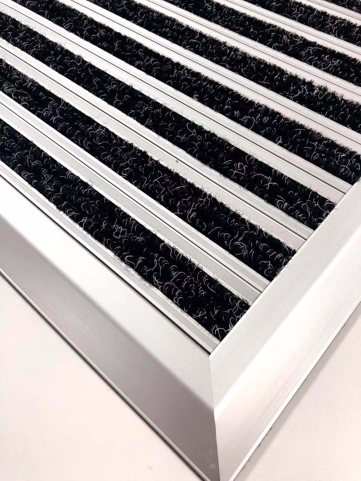 Nicoman Grey Aluminium Ribbed Barrier Dirt-Trapper Door Mat with Carpet, W: 60 cm, D: 40 cm – 3
