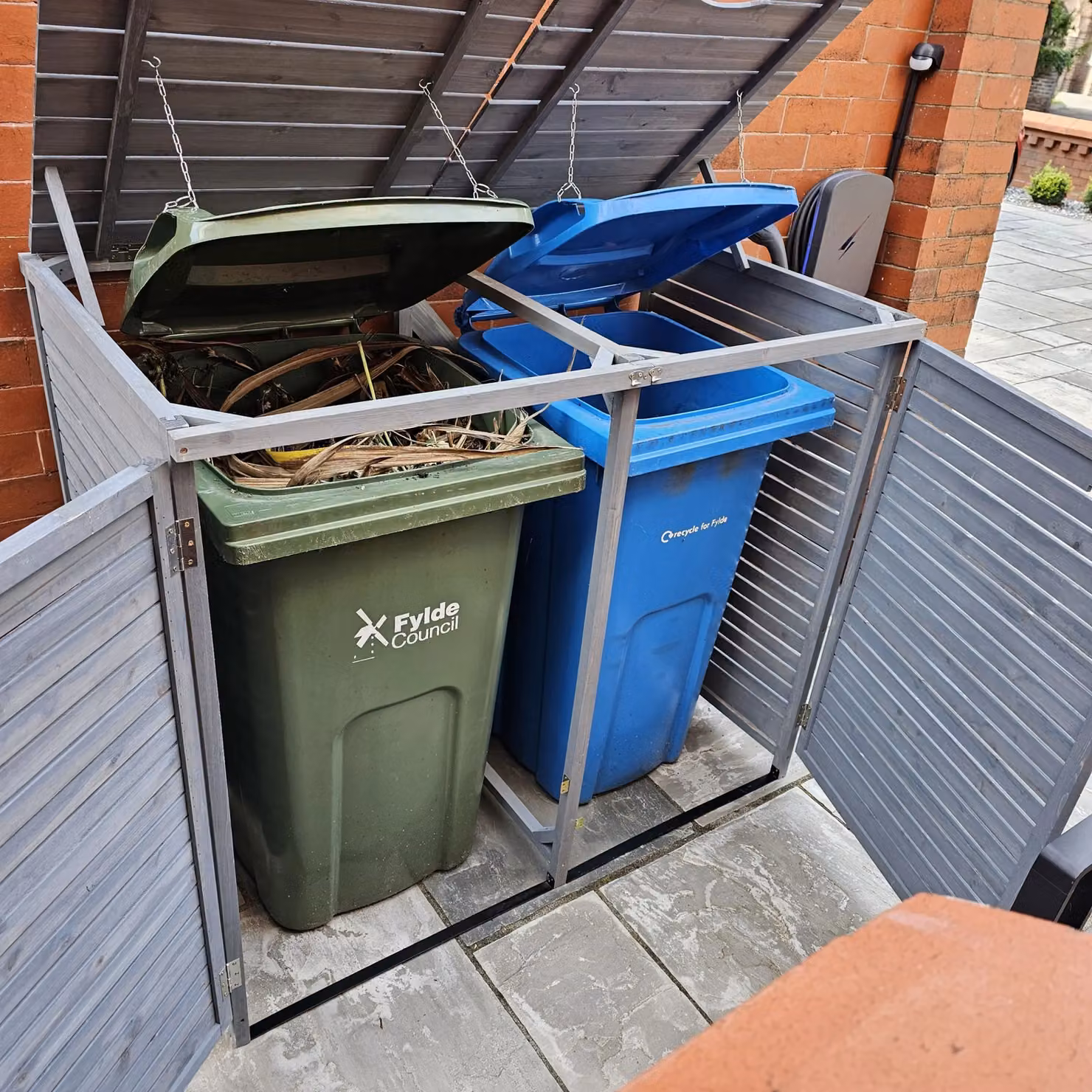 Samuel Alexander Grey Wooden Double Wheelie Bin Store for 2 Bins W/D/H: 135 x 114 x 74 cm – 2