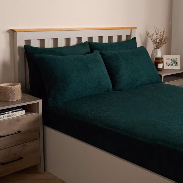 Brentfords Pack of 4 Plain Teddy Fleece Pillowcases in Green
