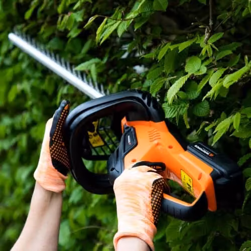 Yard Force CR20 Cordless Reciprocating Hedgetrimmer in Orange with 2.6Ah Rechargeable Battery and 45 cm Cutting Width – 3