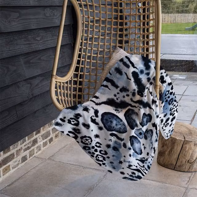 Benjamin Tate Design Blue and Sand Leopard Print Fleece Blanket, W/D/H: 120 x 150 cm – 1