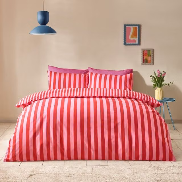Sassy B Stripe Tease Reversible Duvet Cover and Pillowcase Set in Red, W/D/H: 200 x 200 cm and 50 x 75 cm